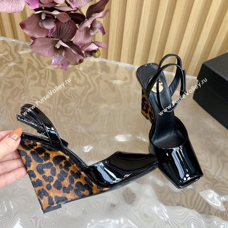 Saint Laurent La Scandale Open Toe Wedge Sandals 11cm in Patent Leather Black/Leopard Print 2025 (MD-250225058)