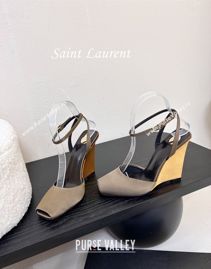 Saint Laurent La Scandale Open Toe Wedge Sandals 11cm in Satin Green/Gold 2025 8180079 (MD-250424060)