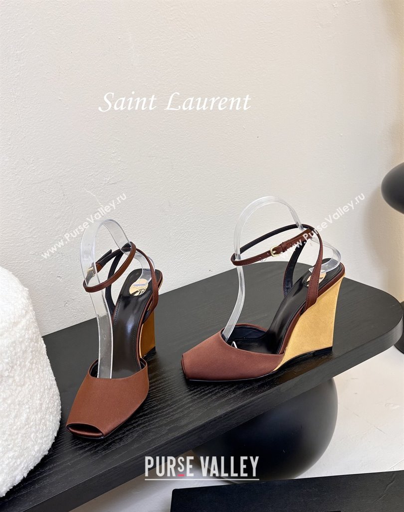 Saint Laurent La Scandale Open Toe Wedge Sandals 11cm in Satin Brown/Gold 2025 8180079 (MD-250424063)