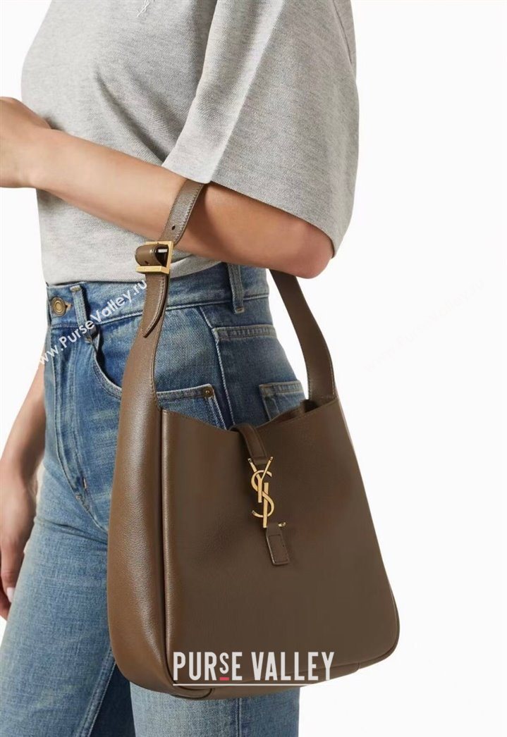 Saint Laurent LE 5 À 7 Supple Small Hobo Bag in Grained Leather 713938 Pecan Brown 2025 (YY-250625086)