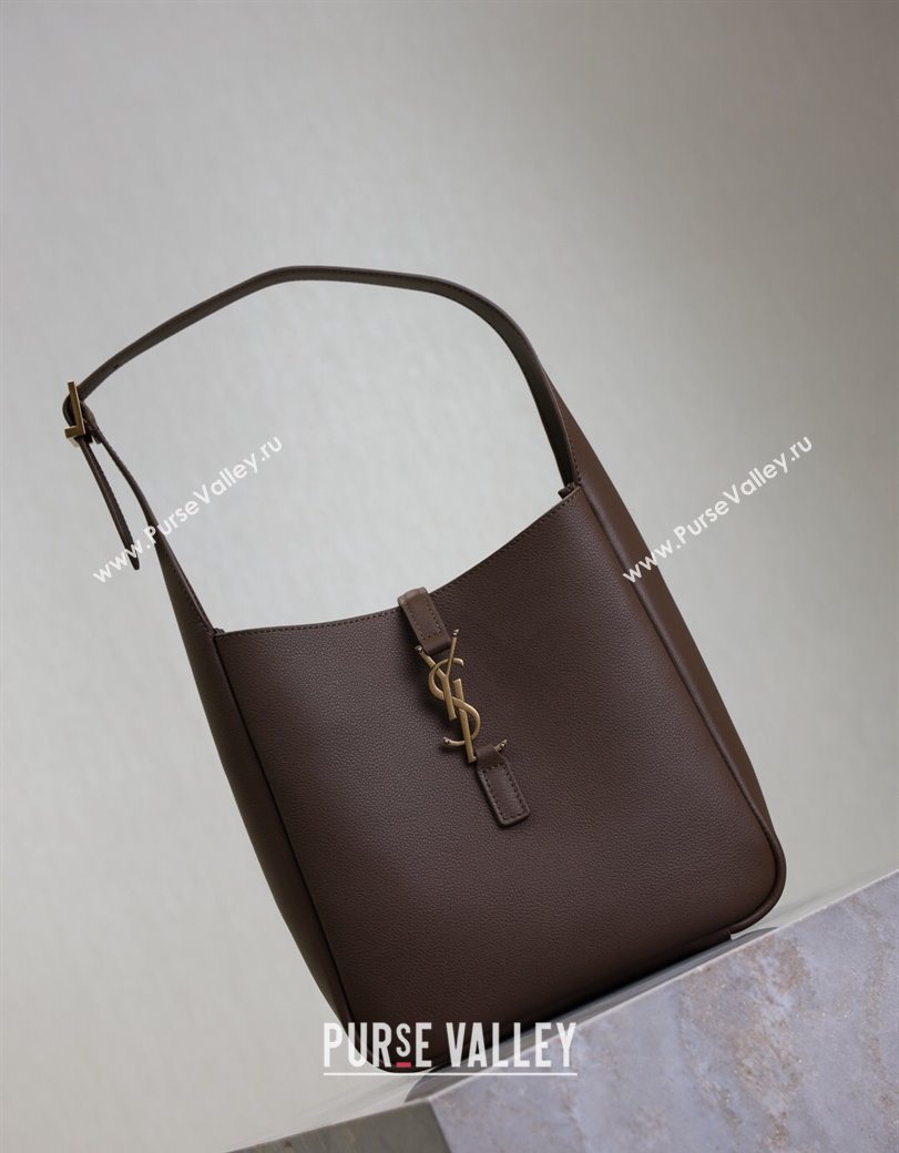 Saint Laurent LE 5 À 7 Supple Small Hobo Bag in Grained Leather 713938 Pecan Brown 2025 (YY-250625086)