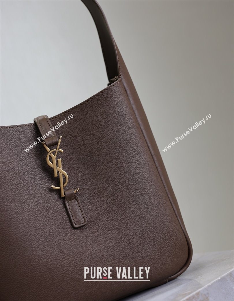 Saint Laurent LE 5 À 7 Supple Small Hobo Bag in Grained Leather 713938 Pecan Brown 2025 (YY-250625086)