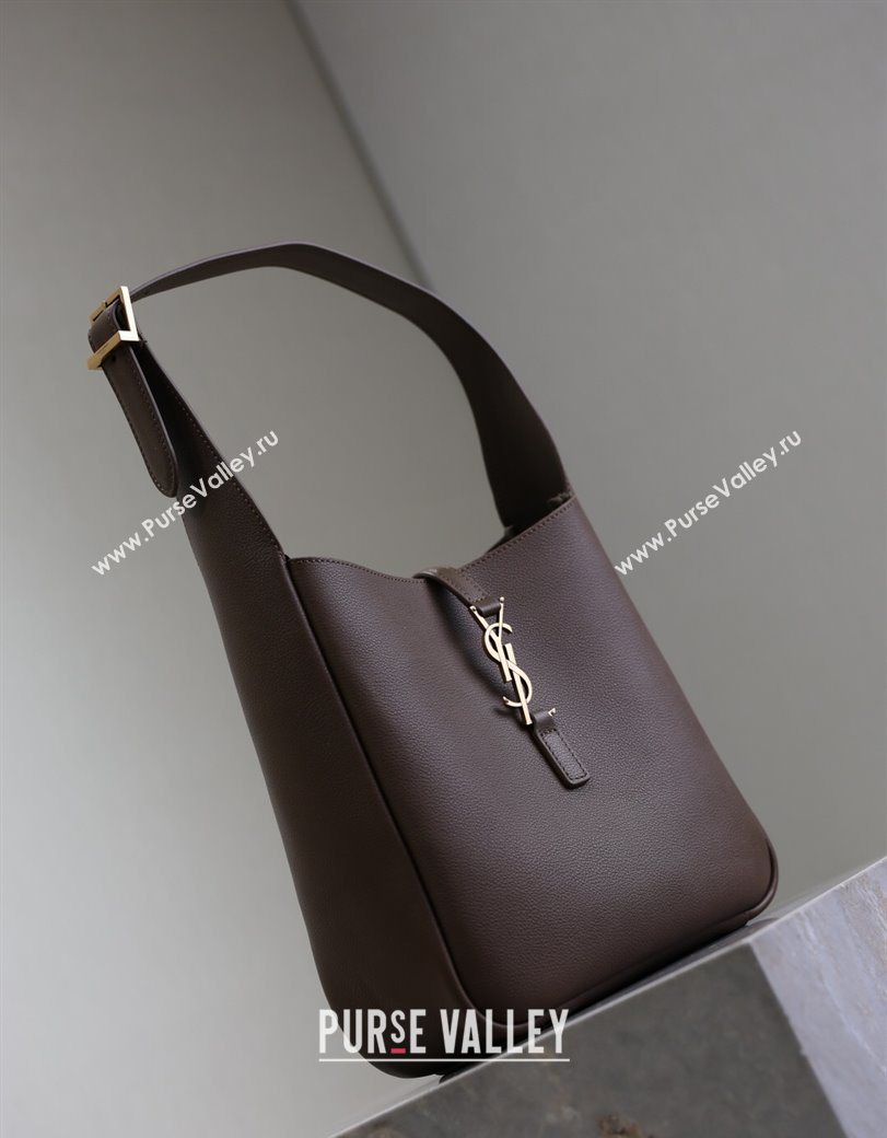 Saint Laurent LE 5 À 7 Supple Small Hobo Bag in Grained Leather 713938 Pecan Brown 2025 (YY-250625086)