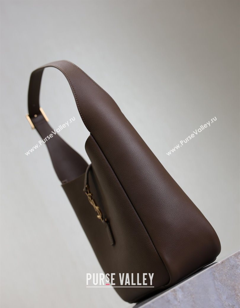 Saint Laurent LE 5 À 7 Supple Small Hobo Bag in Grained Leather 713938 Pecan Brown 2025 (YY-250625086)